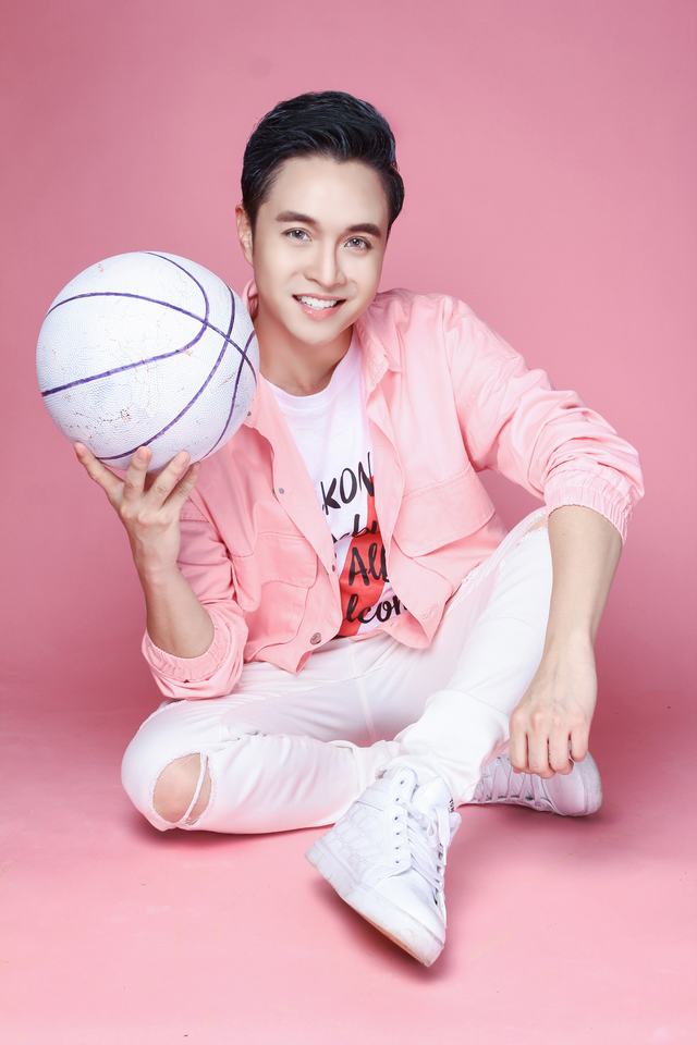 Anh Thy trong buổi ra mắt sản phẩm âm nhạc