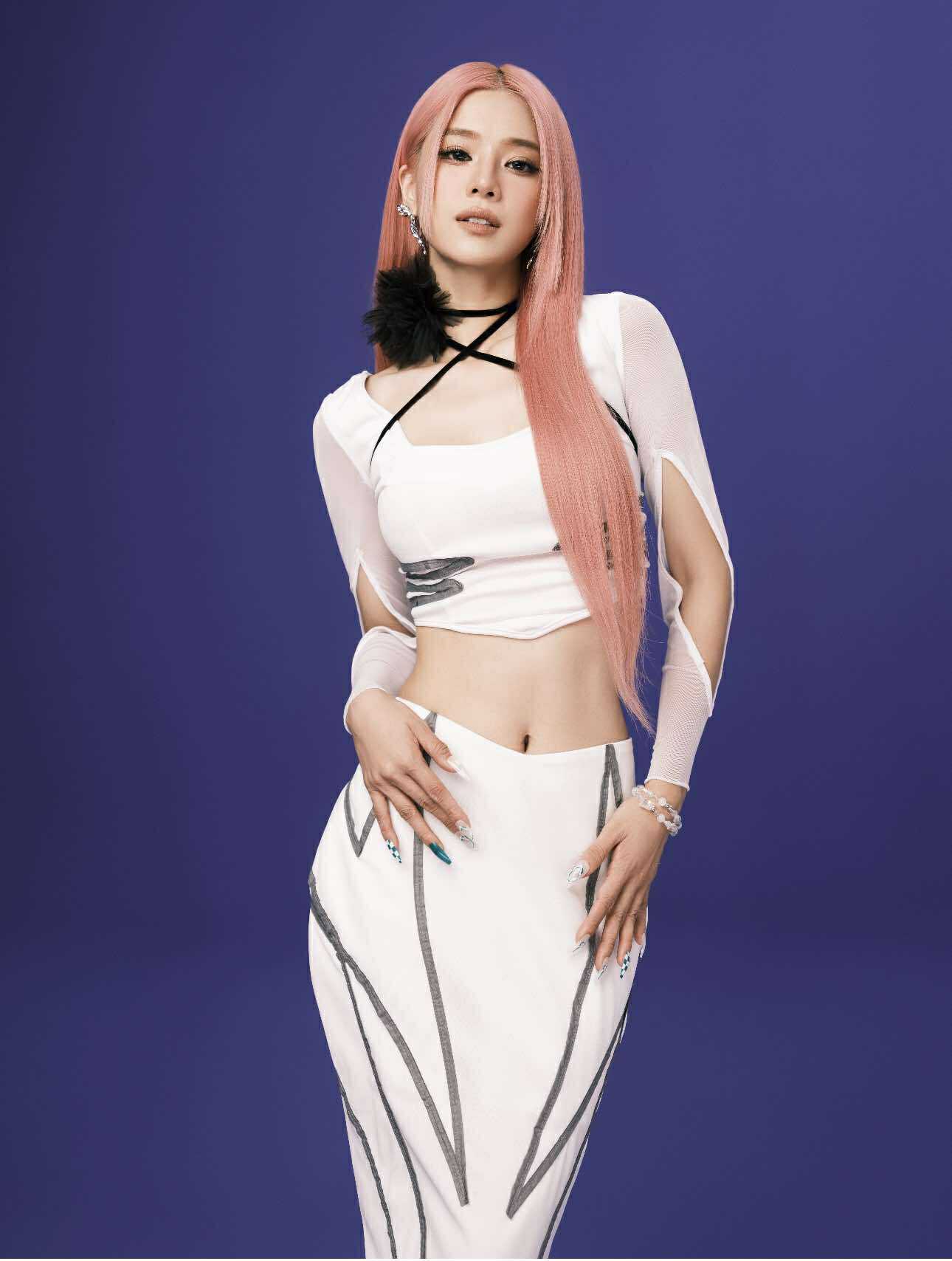 Daria Borkhes chụp hình tại các địa điểm nổi tiếng Việt Nam