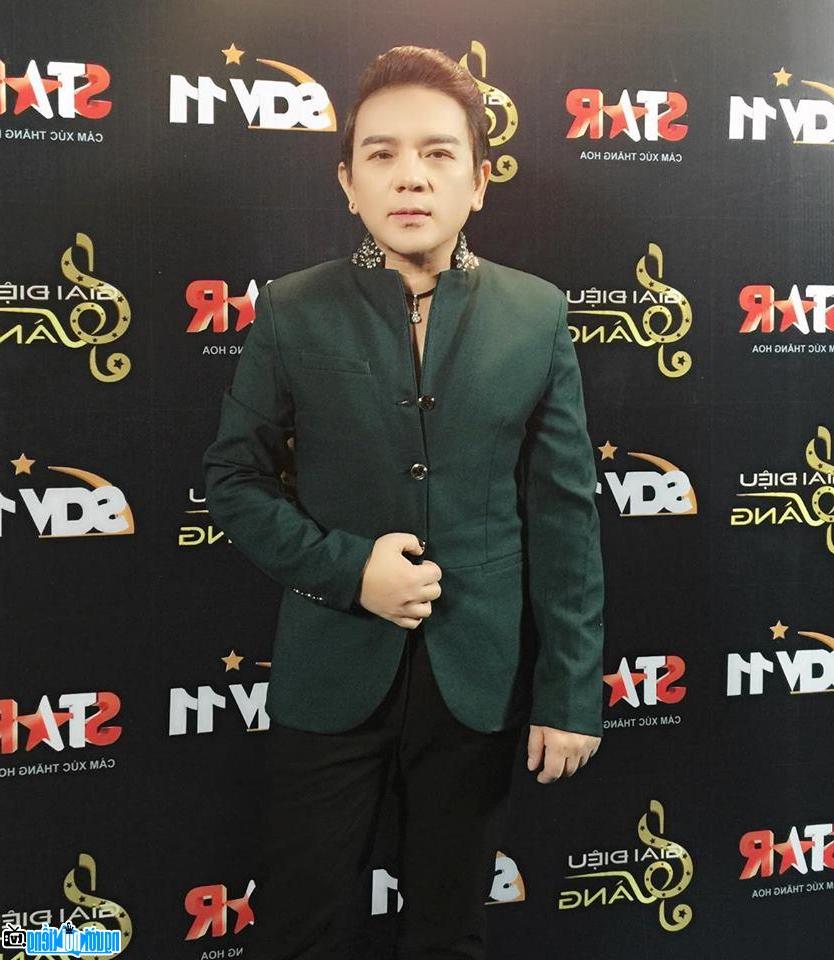 Nguyễn Tường Khoa trên sân khấu