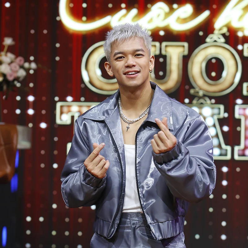 Trọng Hiếu biểu diễn