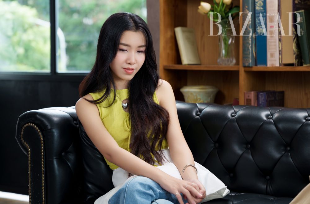 Ý Vy biểu diễn trên sân khấu