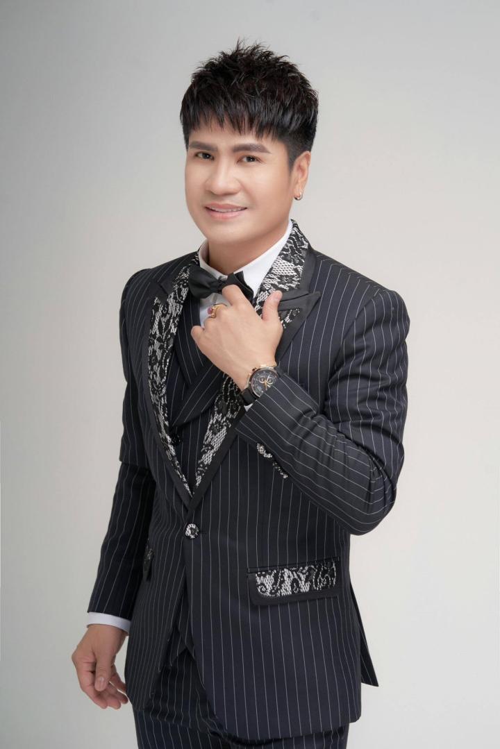 Lương Gia Huy trong buổi chụp hình ca sĩ
