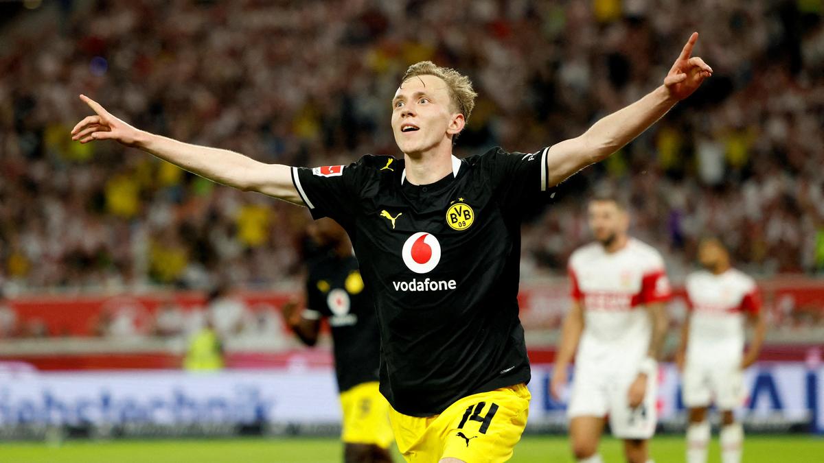 Borussia Dortmund 1-0 VfB Stuttgart (Bundesliga): Bàn thắng ở phút 70 của Maximilian Beier đưa Dortmund lên đỉ chéng