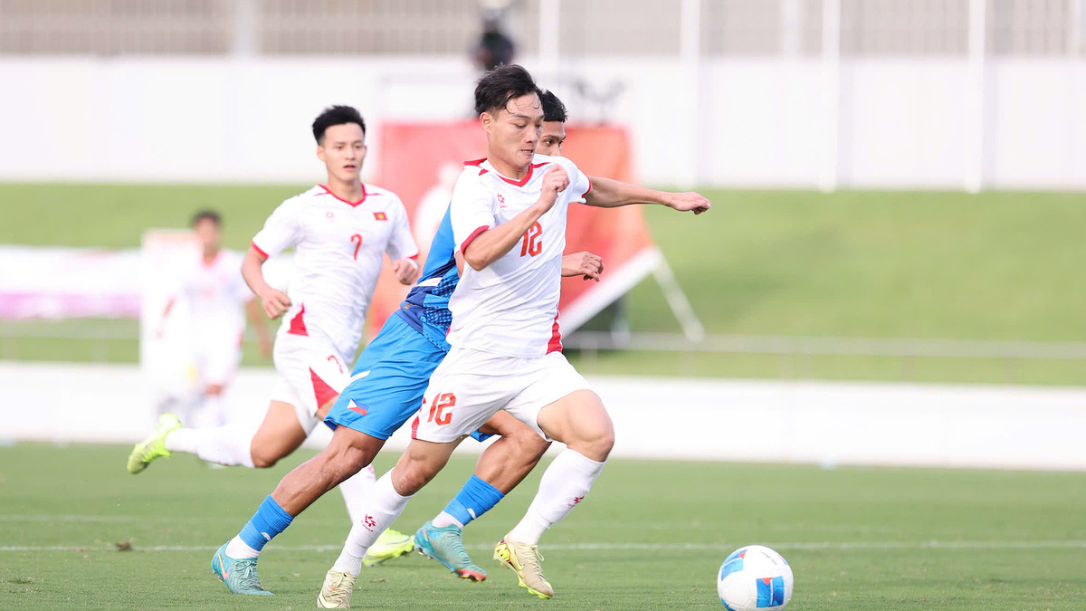 U23 Việt Nam 2-0 U23 Philippines (ASIAD 2026): Thanh Nhàn và Lê Phát tỏa sáng, 'đàn em' vươn lên dẫn đầu bảng C